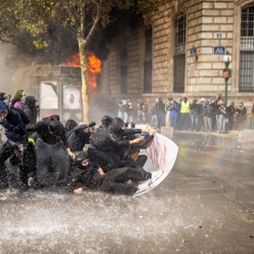 Dramatické události ve Francii ukazují obrovské napětí mezi demonstranty a bezpečnostními složkami.