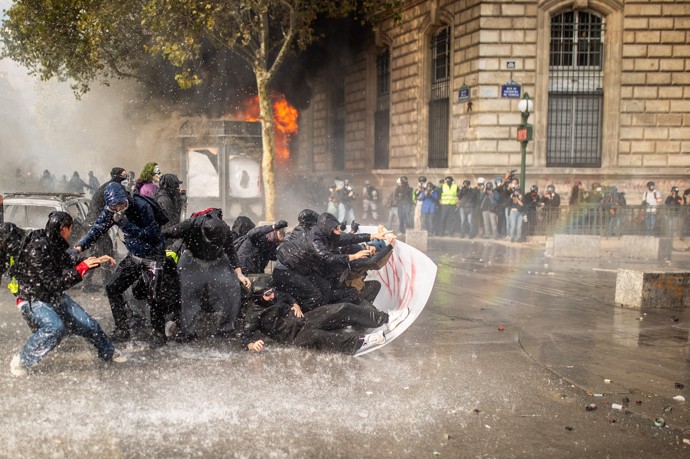 Protesty ve Francii přerostly v násilnosti. 
