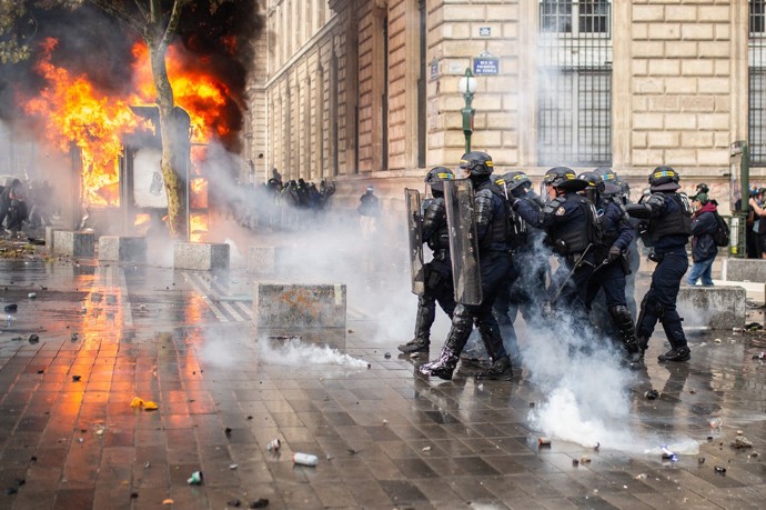 Protesty ve Francii přerostly v násilnosti. 