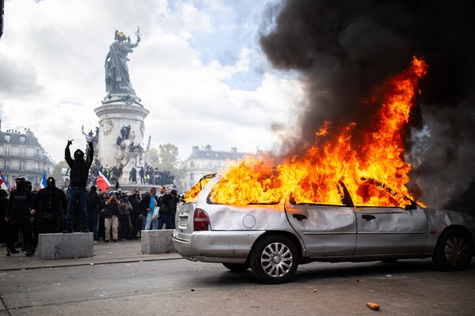 Protesty ve Francii přerostly v násilnosti. 