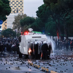 Policie v Albánii rozhání davy vodními děly.
