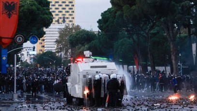 FOTO: Policie v Albánii rozhání davy vodními děly.
