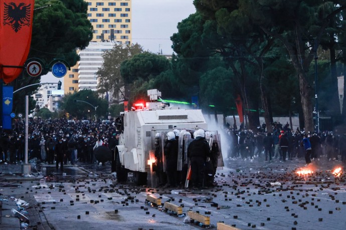 Policie v Albánii rozhání davy vodními děly.