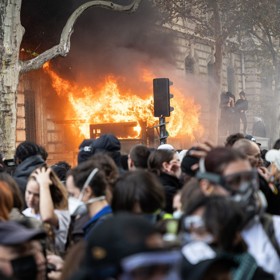 Protesty ve Francii přerostly v násilnosti.