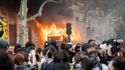 FOTO: Protesty ve Francii přerostly v násilnosti.