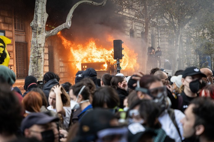 Protesty ve Francii přerostly v násilnosti. 