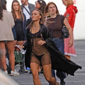 Lily-Rose Depp se do prádla oblékla kvůli natáčení filmu Playmates. 