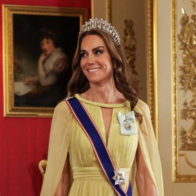 Princ a princezna z Walesu v úterý přivítali na hradě Windsor ománského sultána Haithama bin Tariqa. Kate si pro tuto příležitost vybrala žluté šaty Ellie Saab, které pocházejí z kolekce pro jaro a léto 2025.
