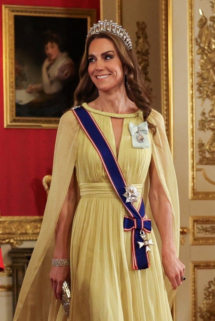 Princ a princezna z Walesu v úterý přivítali na hradě Windsor ománského sultána Haithama bin Tariqa. Kate si pro tuto příležitost vybrala žluté šaty Ellie Saab, které pocházejí z kolekce pro jaro a léto 2025.