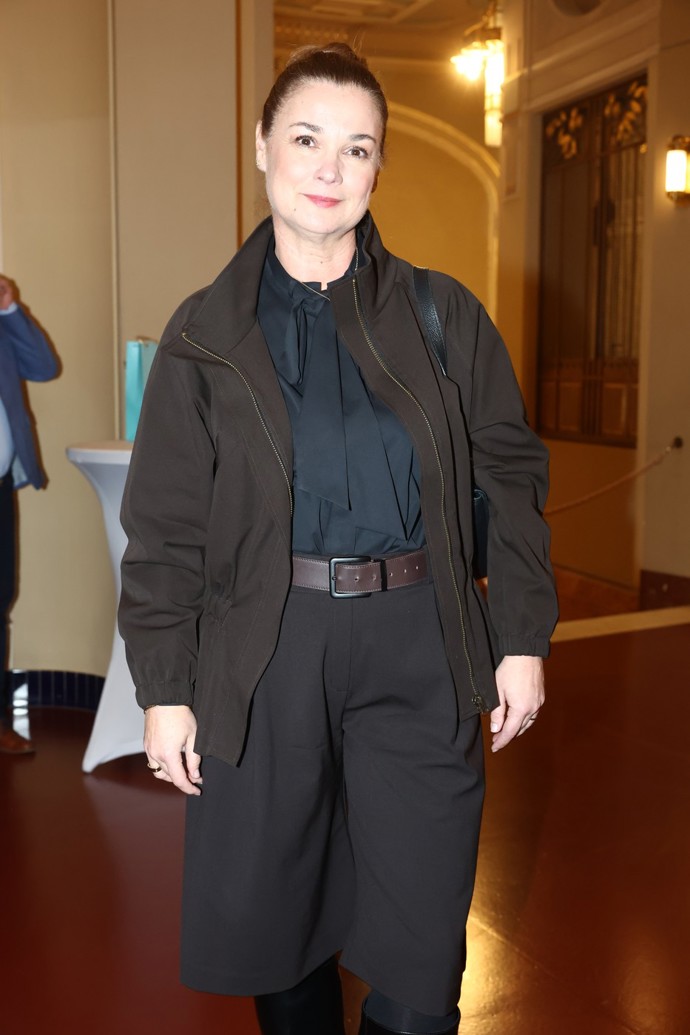 Hereččin vydařený podzimní outfit sází na promyšlenou hru barev i proporcí. Delší bermudy se širokými nohavicemi doplňuje bunda s vysokým stojáčkem, která díky stažení v pase vytváří zajímavou siluetu. Čokoládově hnědé tóny krásně kontrastují s tmavomodrou halenkou.