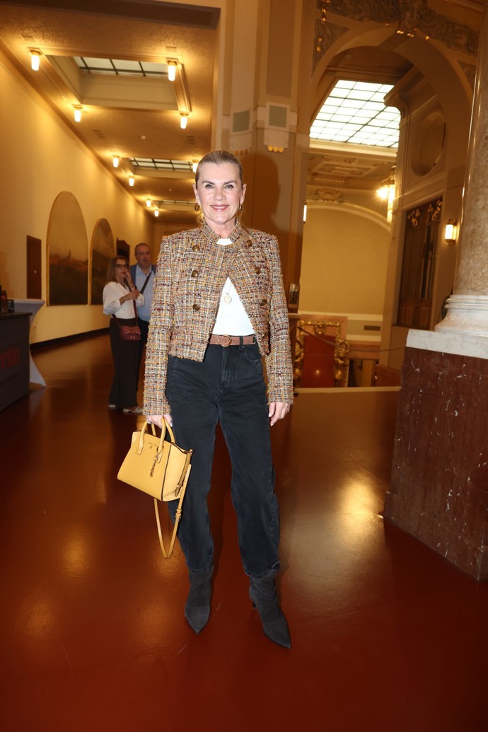 Leona Machálková umí trendy nosit. Šik tvídové sáčko oživila žlutá kabelka a celek propojil hnědý pásek.