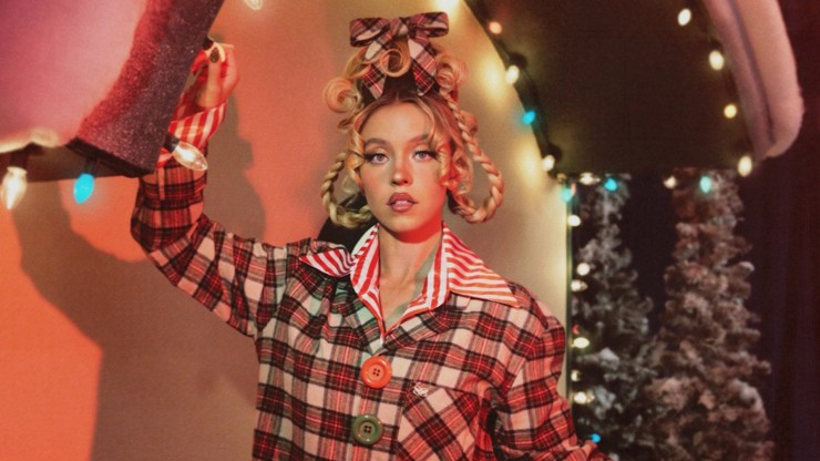 Sydney Sweeney opět provokuje veřejnost. Sydney Sweeney opět provokuje veřejnost.