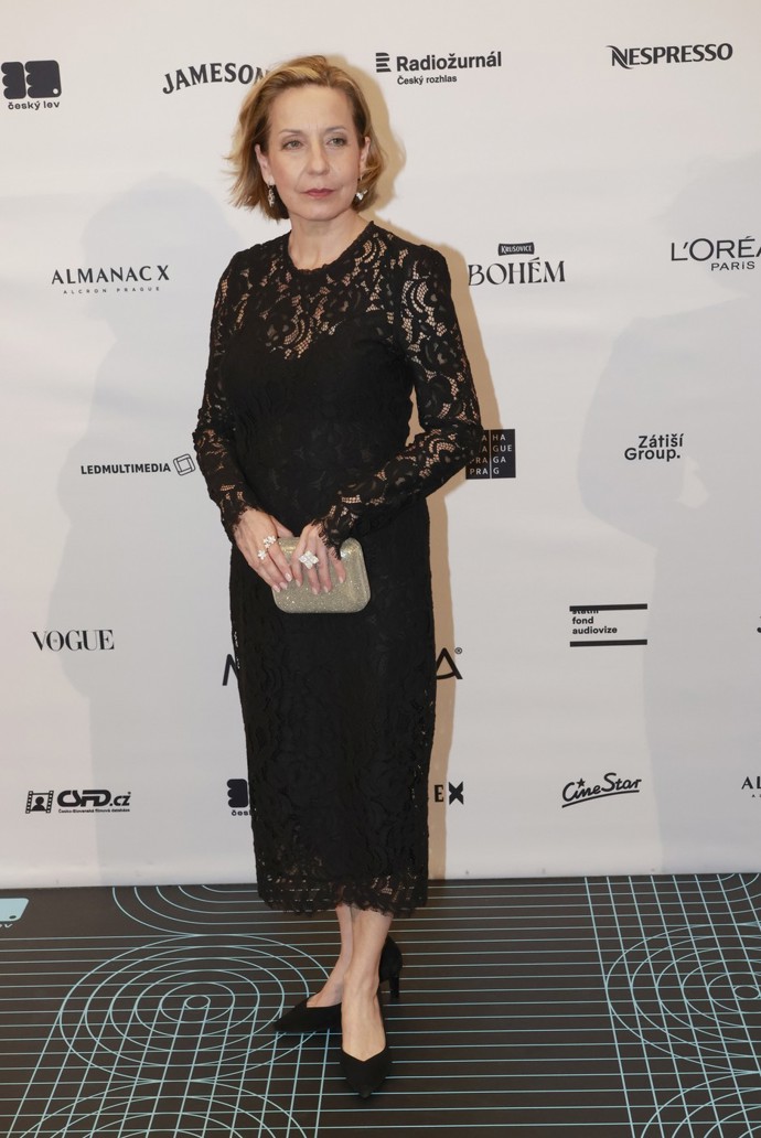 Decentní černá krajka dotvořila elegantní look