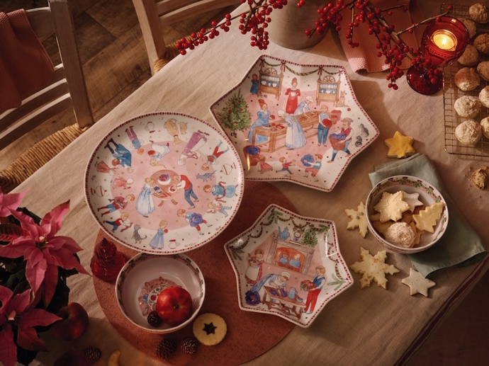 Vánoční tabule s příběhem. Renáta Fučíková vrátila na porcelán kouzlo Vánoc 19. století