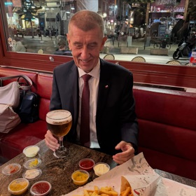 Andrej Babiš si v Bruselu pochutnal na hranolkách a pivu.