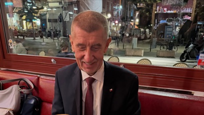 FOTO: Andrej Babiš si v Bruselu pochutnal na hranolkách a pivu.