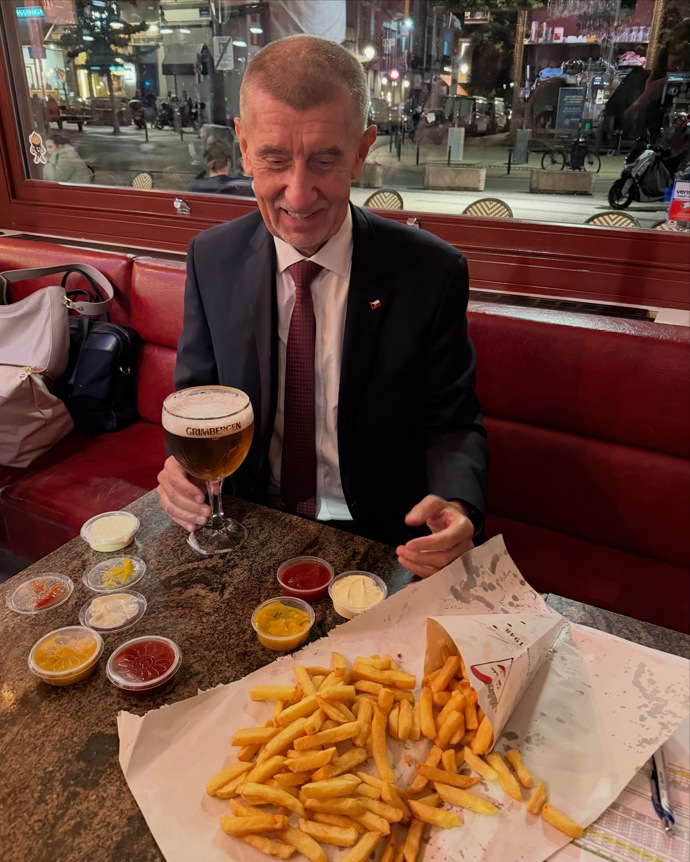 Andrej Babiš si v Bruselu pochutnal na hranolkách a pivu.