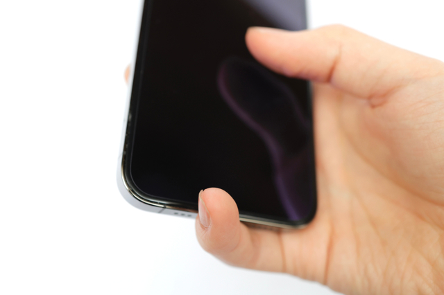 Také používáte malíček jako stojánek na mobil? Nový trend Pinky Time má chránit před demencí