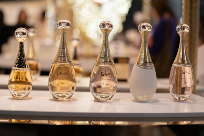 Christian Dior se proslavil nejen módou, ale i luxusními doplňky a parfémy. 