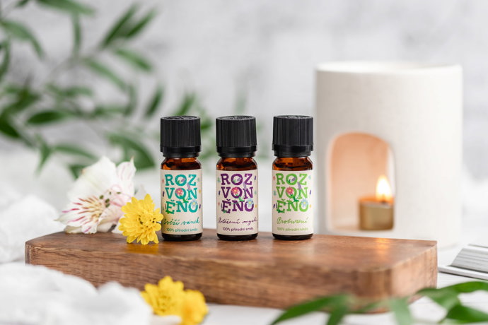 Směsi éterických olejů patří vedle svíček k hlavním produktům Rozvoněno, při vývoji vůní značka hledá vyváženou kombinaci jednotlivých olejů Směsi éterických olejů patří vedle svíček k hlavním produktům Rozvoněno, při vývoji vůní značka hledá vyváženou kombinaci jednotlivých olejů