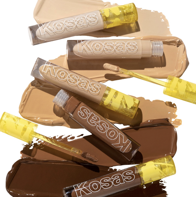 KOSAS Revealer Concealer – Rozjasňující korektor Díky krémové textuře je tento korektor zároveň konturovací krém i péče proti skvrnám a pleť je s ním viditelně zářivější. Krémová textura se nehromadí v záhybech a nabízí střední vrstvitelné krytí.