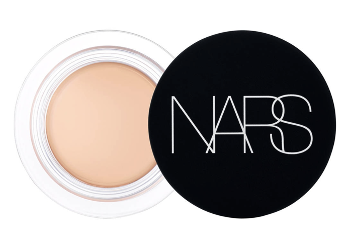 Korektor Nars Soft Matte Complete Concealer vyhlazuje, koriguje a maskuje nedokonalosti s téměř neviditelným výsledkem. 930 Kč