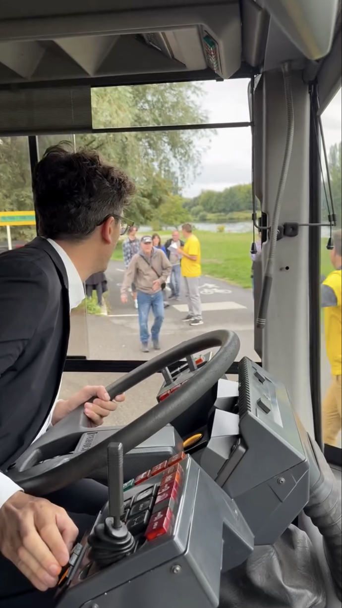 Scheinherrův autobus slouží také jako pojízdné místo pro setkávání s voliči.