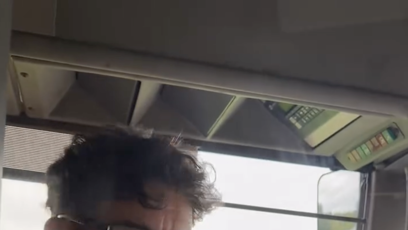 FOTO: Kandidát na primátora se během kampaně osobně posadil za volant starší Karosy.