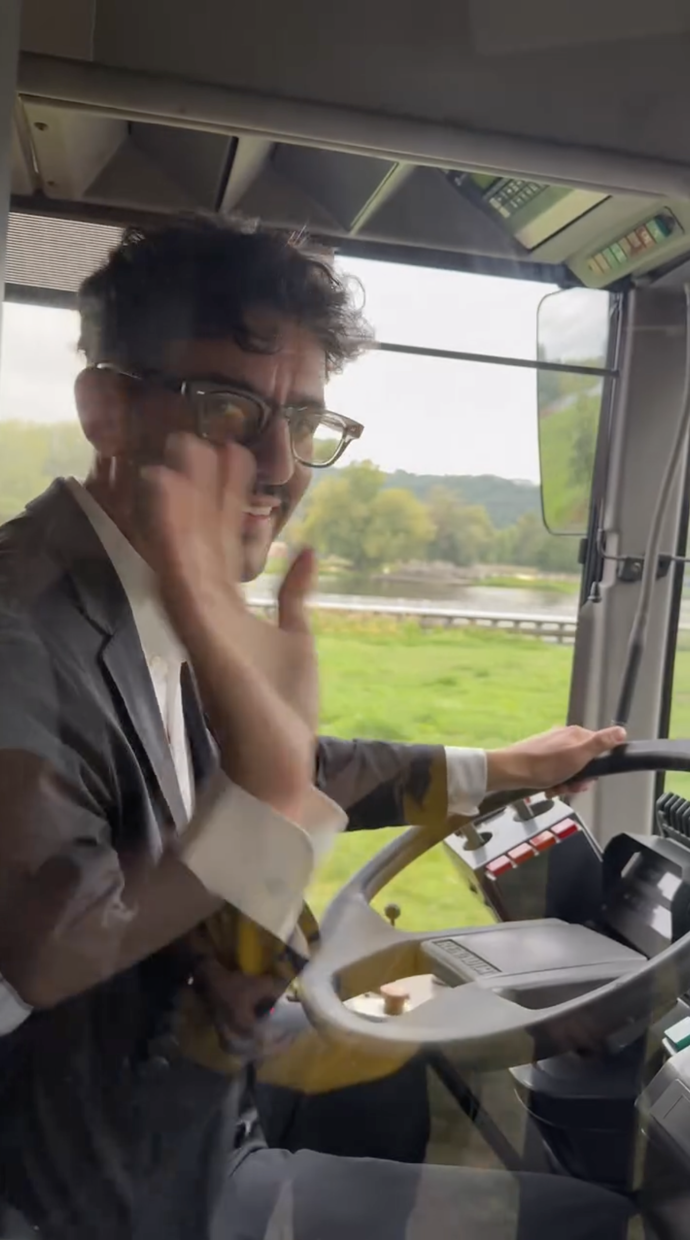 Kandidát na primátora se během kampaně osobně posadil za volant starší Karosy.
