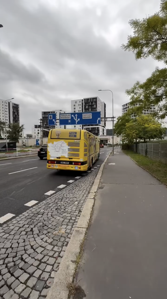 Adam Scheinherr objíždí Prahu ve výrazném žlutém reklamním autobusu.