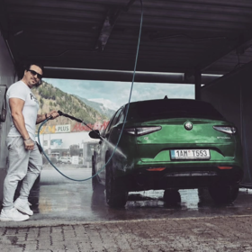 Davut testuje nejrůznější automobily a upozorňuje na jejich slabé stránky.