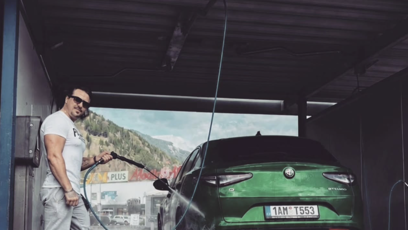 FOTO: Davut testuje nejrůznější automobily a upozorňuje na jejich slabé stránky.