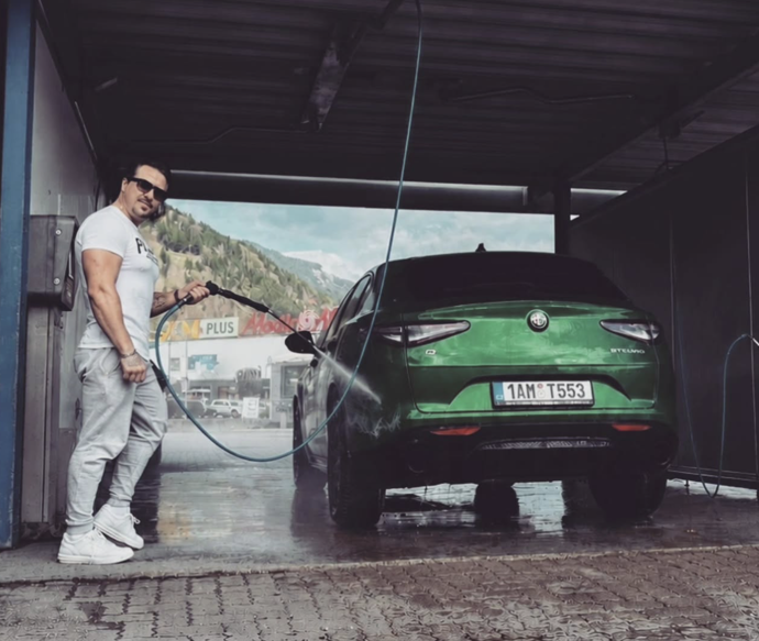 Davut testuje nejrůznější automobily a upozorňuje na jejich slabé stránky.