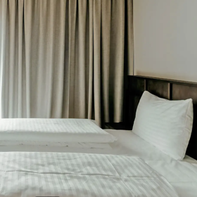 Vstup připomíná zahradnictví, pokoje útulný byt. Horský hotel ukazuje, že příroda může být součástí interiéru