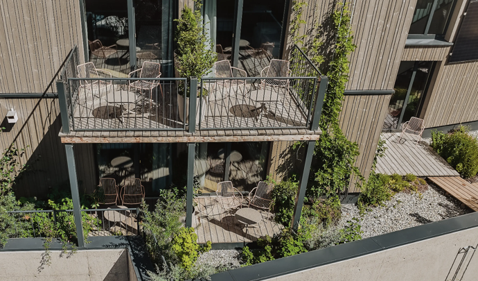 Vstup připomíná zahradnictví, pokoje útulný byt. Horský hotel ukazuje, že příroda může být součástí interiéru Vstup připomíná zahradnictví, pokoje útulný byt. Horský hotel ukazuje, že příroda může být součástí interiéru