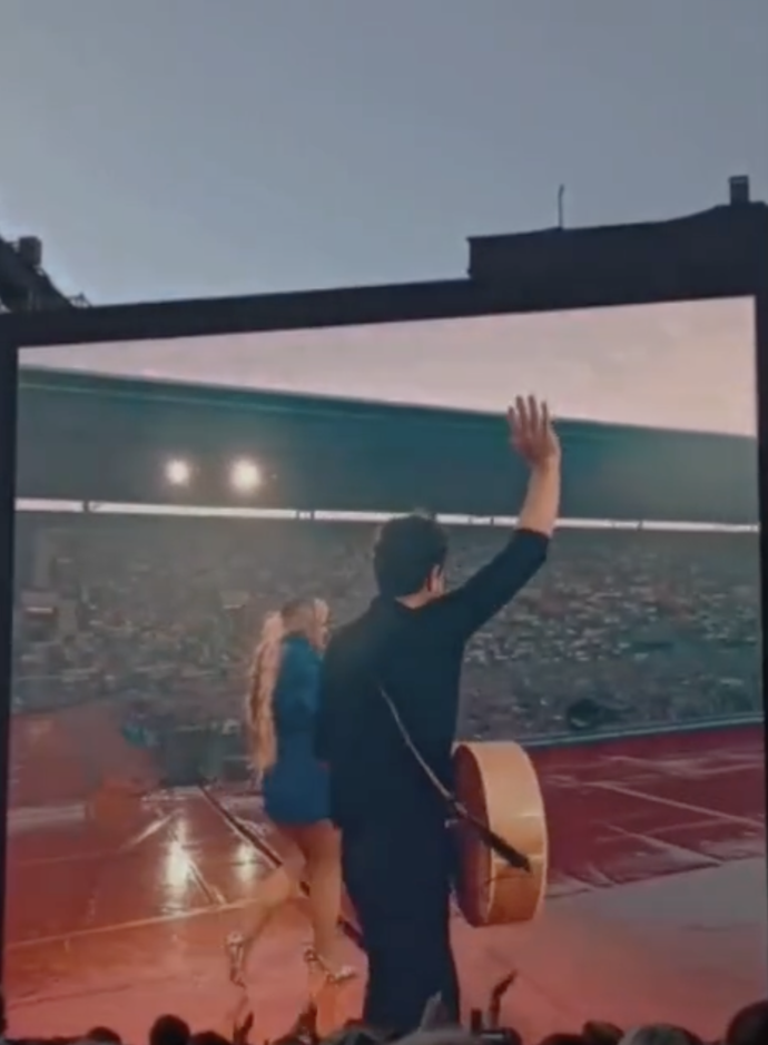 Martin Chobot se po vystoupení rozloučil s desítkami tisíc fanoušků v zaplněném stadionu.