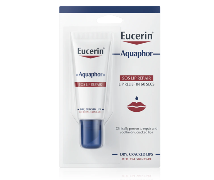 Regenerační balzám na rty Eucerin Aquaphor okamžitě zklidňuje i vyživuje suchou a popraskanou kůži a zanechává ji chráněnou. 185 Kč Regenerační balzám na rty Eucerin Aquaphor okamžitě zklidňuje i vyživuje suchou a popraskanou kůži a zanechává ji chráněnou. 185 Kč