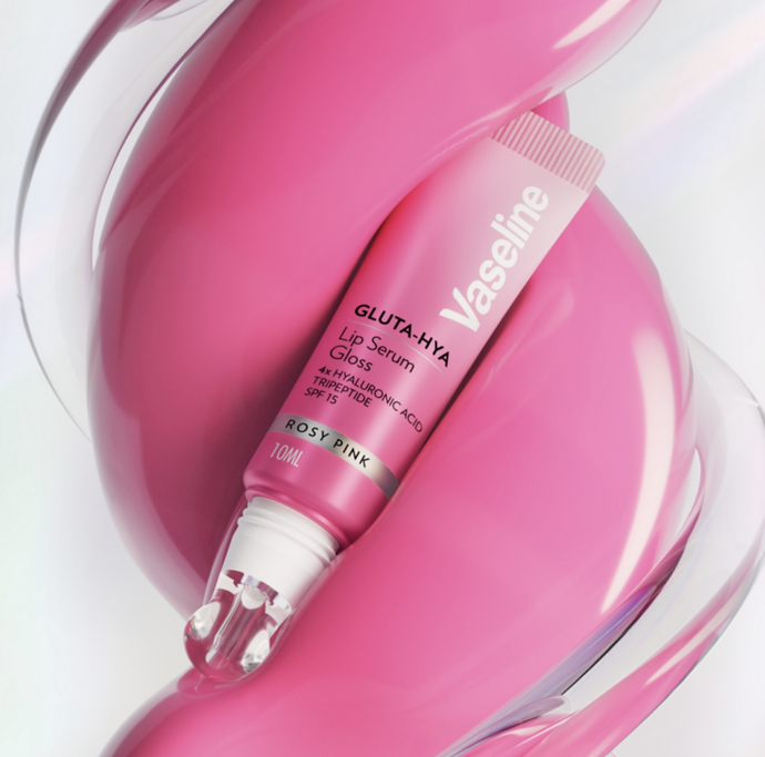 Hydratační balzám Vaseline Gluta-Hya Lip Serum s SPF 15 kombinuje péči séra s lesklým finišem. Okamžitě rty hydratuje, vyhlazuje a dodává jim jemný růžový odstín, který zvýrazní jejich přirozenou barvu. 244 Kč Hydratační balzám Vaseline Gluta-Hya Lip Serum s SPF 15 kombinuje péči séra s lesklým finišem. Okamžitě rty hydratuje, vyhlazuje a dodává jim jemný růžový odstín, který zvýrazní jejich přirozenou barvu. 244 Kč
