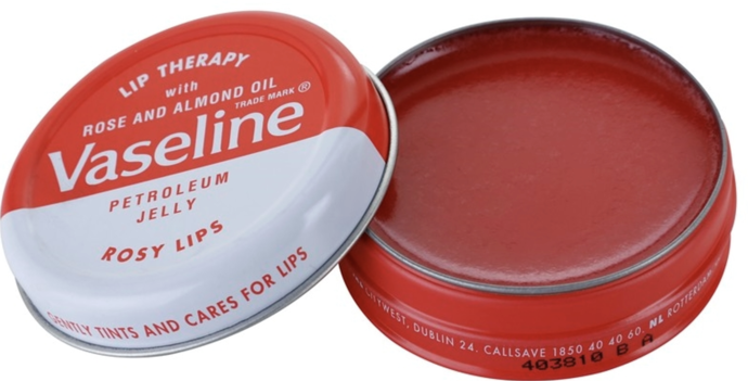 balzám na rty Vaseline Lip Therapy okamžitě zvláční rty, dodá jim přirozený lesk a zabrání jejich vysušování. 30 Kč balzám na rty Vaseline Lip Therapy okamžitě zvláční rty, dodá jim přirozený lesk a zabrání jejich vysušování. 30 Kč