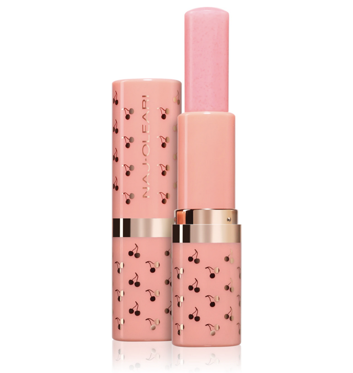 Naj-Oleari Sugar Lip Scrub efektivní peeling pro dokonale hladké rty. Sladké krystalky cukru šetrně odstraňují suchou pokožku rtů a podporují tak regeneraci a obnovu jejich přirozeně půvabného vzhledu. Složení obohacené o zvláčňující bambucké máslo, vitamíny C a E na rtech zanechává lehký ochranný film. 580 Kč Naj-Oleari Sugar Lip Scrub efektivní peeling pro dokonale hladké rty. Sladké krystalky cukru šetrně odstraňují suchou pokožku rtů a podporují tak regeneraci a obnovu jejich přirozeně půvabného vzhledu. Složení obohacené o zvláčňující bambucké máslo, vitamíny C a E na rtech zanechává lehký ochranný film. 580 Kč