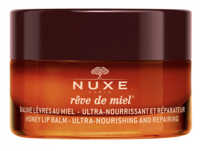 Nuxe Rêve de Miel Bohatý balzám na rty s vůní medu s pečlivě vybranými složkami, jako je vysoce kvalitní levandulový med z Provence, propolis a včelí vosk, získanými, s ohledem na životní prostředí, ochranu včel a uchování vzácných složek, vysoce šetrnou metodou extrakce . Jedinečné ošetřující a extra vyživující vlastnosti balzámu jsou podpořené bambuckým máslem, slunečnicovým olejem a nádhernou přírodní vůní medu s tóny grepu a citronu. Balzám zjemňuje, vyživuje, hydratuje a přináší pocit komfortu suchým a velmi suchým rtům. 460 Kč Nuxe Rêve de Miel Bohatý balzám na rty s vůní medu s pečlivě vybranými složkami, jako je vysoce kvalitní levandulový med z Provence, propolis a včelí vosk, získanými, s ohledem na životní prostředí, ochranu včel a uchování vzácných složek, vysoce šetrnou metodou extrakce . Jedinečné ošetřující a extra vyživující vlastnosti balzámu jsou podpořené bambuckým máslem, slunečnicovým olejem a nádhernou přírodní vůní medu s tóny grepu a citronu. Balzám zjemňuje, vyživuje, hydratuje a přináší pocit komfortu suchým a velmi suchým rtům. 460 Kč