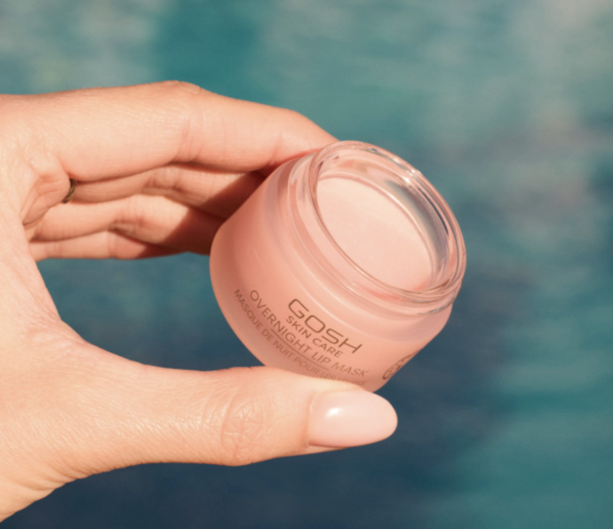 GOSH COPENHAGEN Overnight Lip Mask vyživující noční maska spojuje dva produkty v jednom – intenzivní balzám na rty s pečující maskou, která pomáhá napravit dlouhodobě suché a popraskané rty. 399 Kč GOSH COPENHAGEN Overnight Lip Mask vyživující noční maska spojuje dva produkty v jednom – intenzivní balzám na rty s pečující maskou, která pomáhá napravit dlouhodobě suché a popraskané rty. 399 Kč