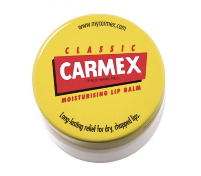 Ikonický ochranný a zklidňující balzám na suché a popraskané rty Carmex Original s tradiční příchutí v jedinečném původním balení.
Díky SPF 15 ochrání rty před slunečním zářením. Rty perfektně hydratuje, vyživuje a zklidňuje. 109 Kč Ikonický ochranný a zklidňující balzám na suché a popraskané rty Carmex Original s tradiční příchutí v jedinečném původním balení.
Díky SPF 15 ochrání rty před slunečním zářením. Rty perfektně hydratuje, vyživuje a zklidňuje. 109 Kč