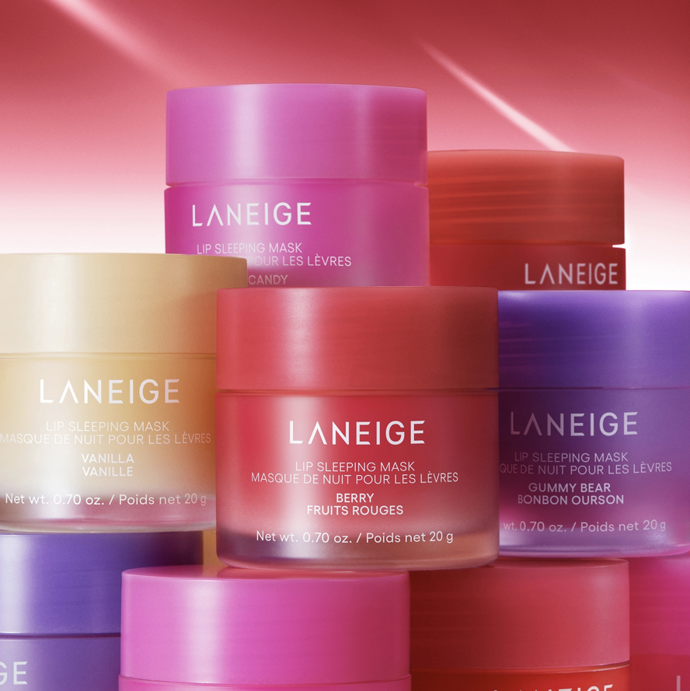 LANEIGE Lip Sleeping Mask. Účinné antioxidanty vyživují suché rty, zatímco vy spíte. Složení s kyselinou hyaluronovou a minerály zachovává rty hebké, vyživené a dodává jim pocit pohodlí, rty jsou tak připravené na nový den LANEIGE Lip Sleeping Mask. Účinné antioxidanty vyživují suché rty, zatímco vy spíte. Složení s kyselinou hyaluronovou a minerály zachovává rty hebké, vyživené a dodává jim pocit pohodlí, rty jsou tak připravené na nový den