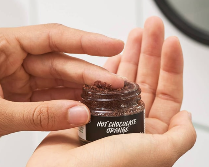 Hot Chocolate Orange Scrub na rty: Kakao, vyživující kakaové máslo a šťavnatý pomeranč rty jemně vyhladí, zjemní a připraví na sváteční večírky. 320 Kč Hot Chocolate Orange Scrub na rty: Kakao, vyživující kakaové máslo a šťavnatý pomeranč rty jemně vyhladí, zjemní a připraví na sváteční večírky. 320 Kč