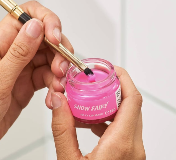 Víla Snow Fairy svým kouzlem zažene všechny známky vysušenosti a zanechá za sebou jen cukrátkovou vůni a růžový nádech. 320 Kč Víla Snow Fairy svým kouzlem zažene všechny známky vysušenosti a zanechá za sebou jen cukrátkovou vůni a růžový nádech. 320 Kč