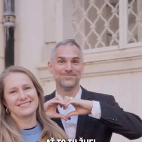Zdeněk Hřib nakonec ukázal do kamery srdce a pronesl heslo „Ať to tu žije“.