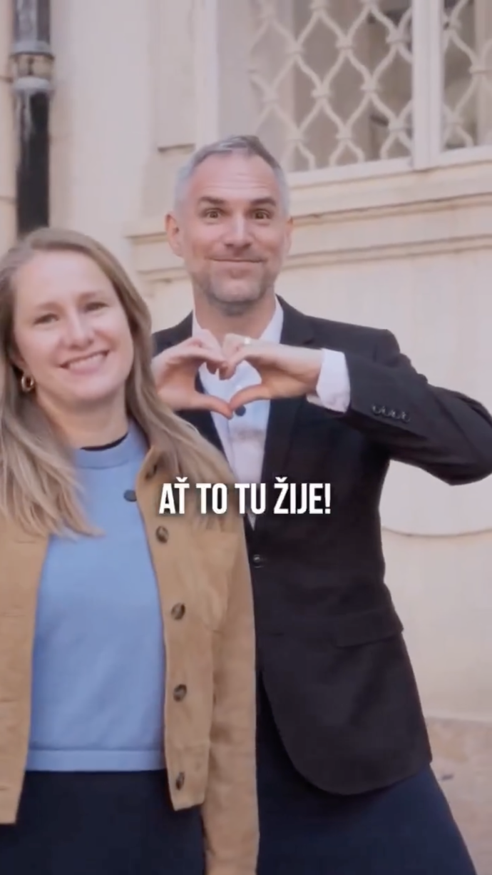 Zdeněk Hřib nakonec ukázal do kamery srdce a pronesl heslo „Ať to tu žije“.