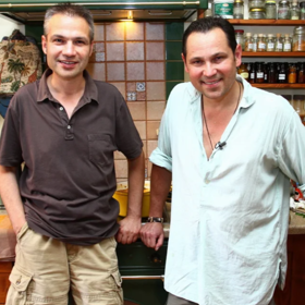 Janis Sidovský a Pavel Vítek nechali kameru nahlédnout do své kuchyně v roce 2012.
