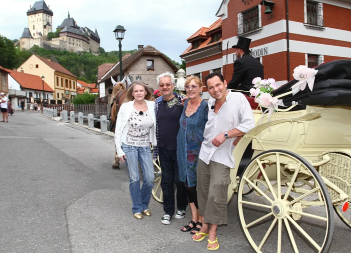 Návštěva pochopitelně navštívila také perlu vesnice, hrad Karlštejn. 